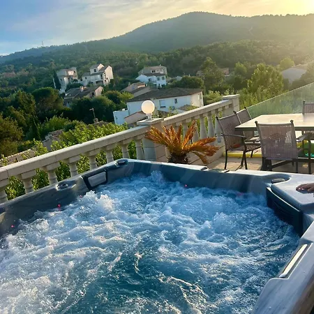 Privat bolig Avec Piscine, Jacuzzi, Vue Et Montagne, A Pied